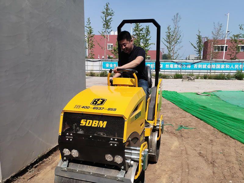 座駕振動壓路機(jī)在惡劣環(huán)境下如何工作？