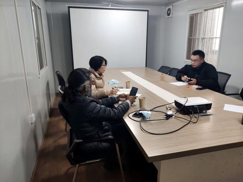 國外客戶來我廠考察，試駕奔馬小型壓路機(jī)